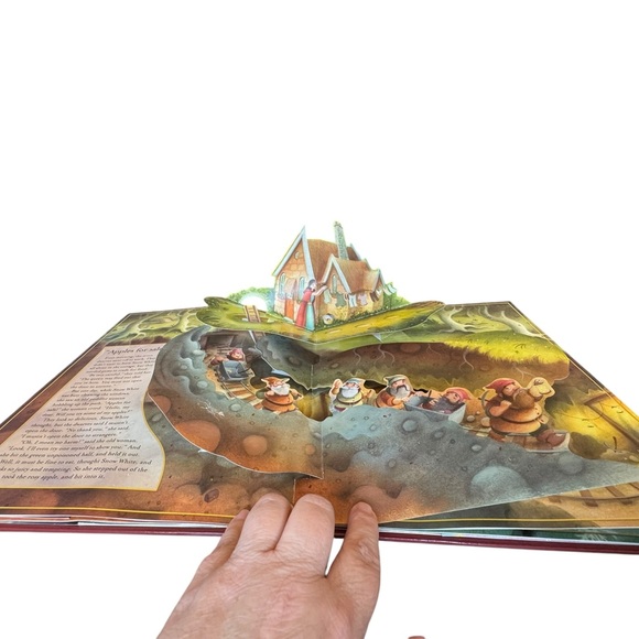 Snow White Classic Fairytale Pop-up Book - Picture 4 of 7